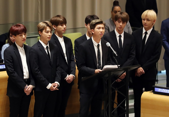 El grupo BTS habla durante un evento en la sede de las Naciones Unidas en Nueva York, el 24 de septiembre de 2018, para lanzar una campaña juvenil de Unicef, "Generación sin límites", que tiene como fin hacer promoción de la educación, el entretenimiento y el empleo. | Yonhap News
