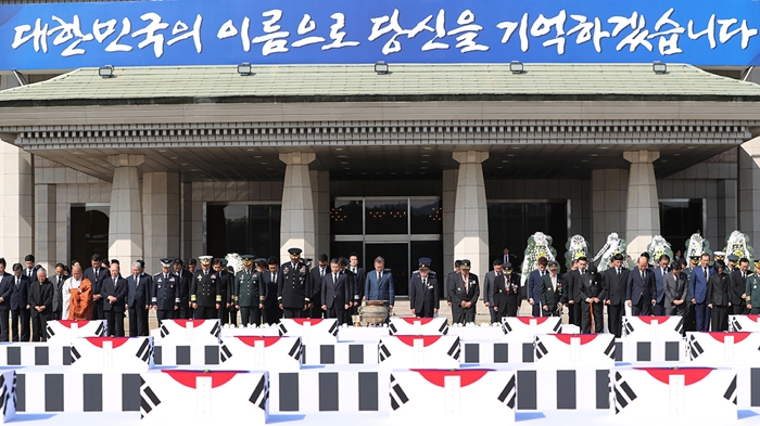 El 1 de octubre el presidente Moon Jae-in y los asistentes rinden homenaje a los caídos durante la ceremonia para conmemorar la repatriación de los restos de 64 soldados surcoreanos fallecidos en Corea del Norte durante la Guerra de Corel llevada a cabo en la Base Aérea Seúl en Seongnam, provincia de Gyeonggi-do.