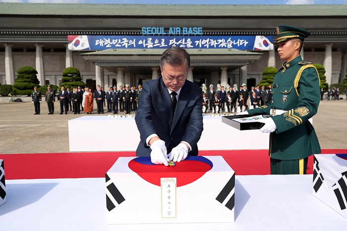 El 1 de octubre el presidente Moon Jae-in otorga medallas de Guerra de Corea a los fallecidos en la guerra durante la ceremonia para conmemorar la repatriación de los restos de 64 soldados surcoreanos fallecidos en Corea del Norte durante la Guerra de Corel llevada a cabo en la Base Aérea Seúl en Seongnam, provincia de Gyeonggi-do.