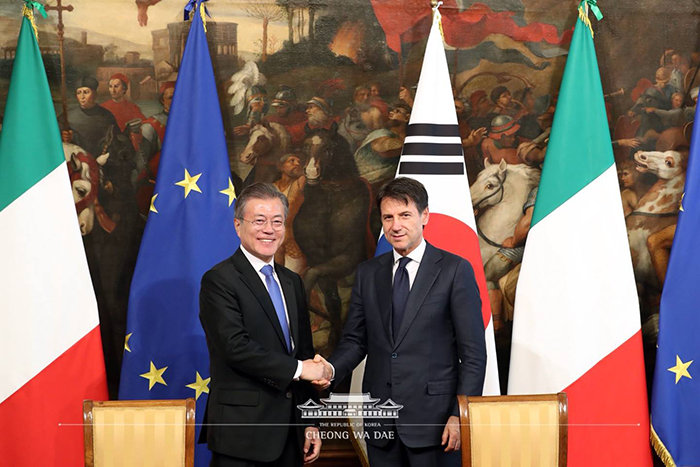El presidente Moon Jae-in (izda.) y el primer ministro italiano Giuseppe Conte se dan la mano luego de celebrar una cumbre en Roma el 17 de octubre.