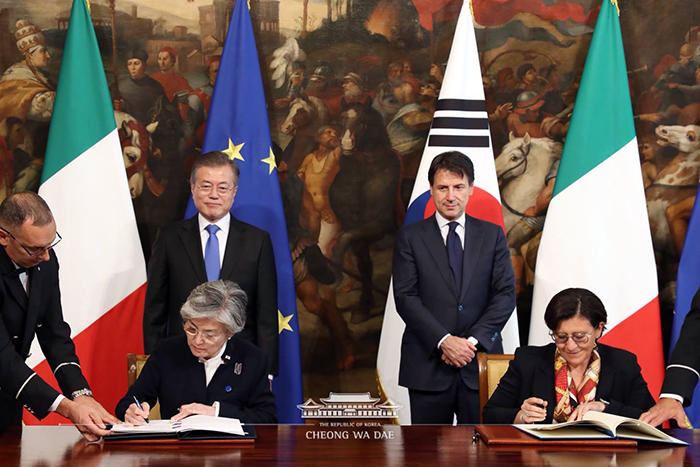 El presidente Moon Jae-in y el primer ministro italiano Giuseppe Conte observan a sus ministros representativos firmar acuerdos bilaterales sobre cooperación en materia de energía, defensa y aeronáutica en Roma el 17 de octubre.