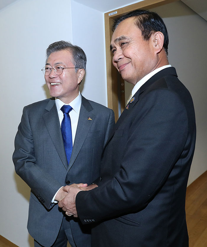 El presidente Moon Jae-in estrecha la mano con su homólogo tailandés, Prayut Chan-o-cha, antes de celebrar una reunión cumbre al margen de la 12a Cumbre Asia-Europa (ASEM, por sus siglas en inglés), en Bruselas, Bélgica, el 19 de octubre (hora local). l Cheong Wa Dae