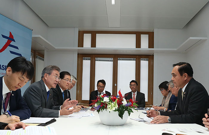 El presidente Moon Jae-in (2o por la izda.) celebra una cumbre con el primer ministro tailandés, Prayut Chan-o-cha, al margen de la 12a Cumbre Asia-Europa (ASEM, por sus siglas en inglés), en Bruselas, Bélgica, el 19 de octubre (hora local). l Cheong Wa Dae