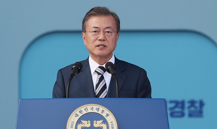 El presidente surcoreano Moon Jae-in pronuncia un discurso durante la ceremonia del 73ª Día Nacional de la Policía celebrada el 25 de octubre en el museo Kim Koo, en Yongsan-gu en Seúl.
