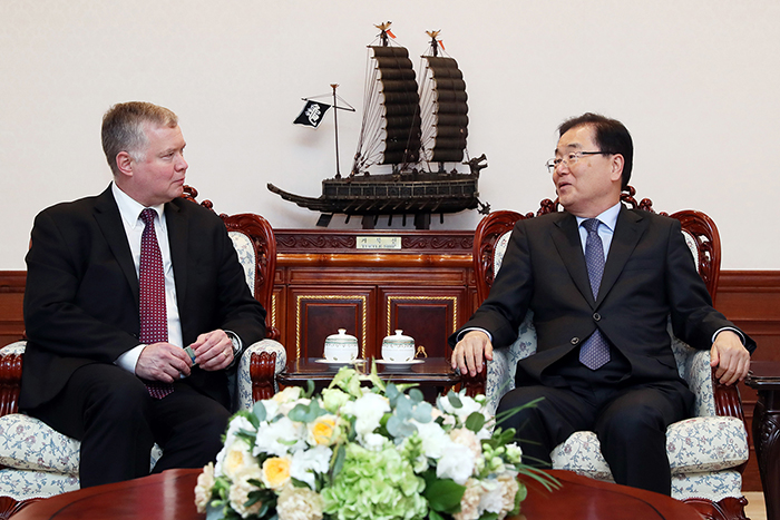 El representante especial para Corea del Norte de Estados Unidos, Stephen Biegun, visitará Seúl del 19 al 21 de diciembre para reforzar la coordinación bilateral hacia la desnuclearización de la península coreana. En esta foto de octubre de 2018, se muestra a Biegun reuniéndose con el director de Oficina de Seguridad Nacional, Chung Eui-yong, en la oficina presidencial, Cheong Wa Dae, en la capital surcoreana, Seúl. | Cheong Wa Dae