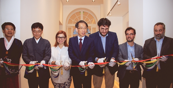 El director del Servicio de Culture e Información de Corea, Kim Tae-hoon (4º por la izda.) y los invitados incluido al Pablo Avelluto, secretario de Gobierno de Cultura de Argentina, cortan la cinta en la ceremonia de inauguración del Centro Cultural Coreano llevada a cabo en Buenos Aires, Argentina, el 7 de noviembre (hora local). | Centro Cultural Coreano en Argentina