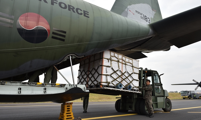 Los oficiales de la Fuerza Aérea cargan las mandarinas de Jeju en el avión de transporte militar C-130 para mandarlas a Corea del Norte desde el Aeropuerto de Jeju el 11 de noviembre. | Ministerio de Defensa Nacional