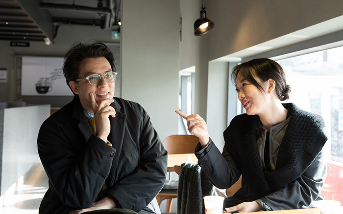 El 29 de noviembre, Andrés Felipe Solano (izda.) y su esposa Yi Soojeong hablan de sus planes para comenzar un nuevo género de cine llamado "ajumma noir" en un café en el barrio de Itaewon, Seúl. Elogió los esfuerzos de ajumma, la palabra coreana para una mujer de mediana edad, por su papel fundamental en el desarrollo de Corea.
