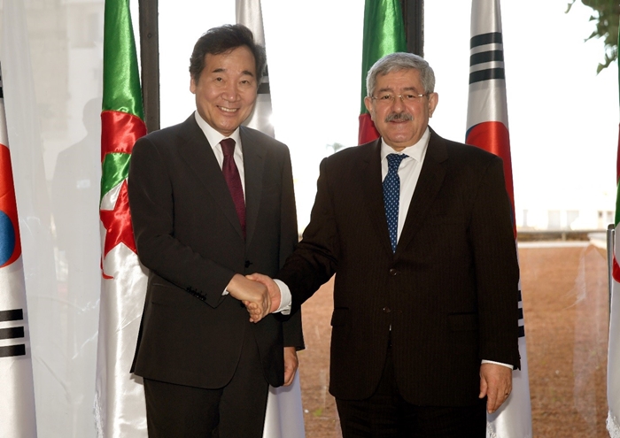 El primer ministro surcoreano Lee Nak-yon se da la mano con el primer ministro de Argelia, Ahmed Ouyahia, el 17 de diciembre en la secretaría del primer ministro ubicada en la capital del país africano, Argel. | Oficina para la Coordinación de Política Gubernamental
