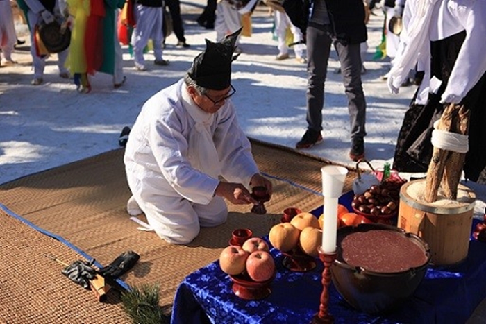 Una escena del ritual coreano para el solsticio de invierno, Dongji Gosa que reprodujo el Museo Folclórico Nacional de Corea, en 2014. | Museo Folclórico Nacional de Corea