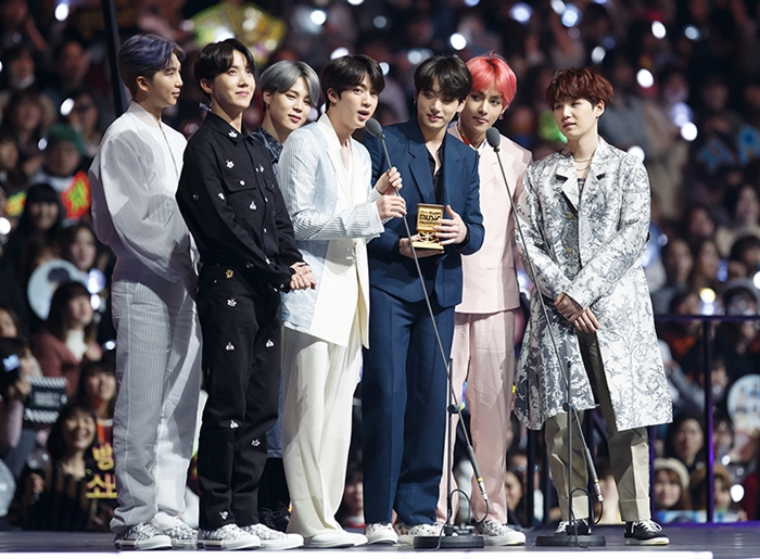 El 12 de diciembre del 2018 BTS comparte sus impresiones después de ser premiado en el festival musical de ‘2018 MAMA FANS CHOICE in JAPAN’, celebrado en Saitama Super Arena, Japón. | CJ ENM