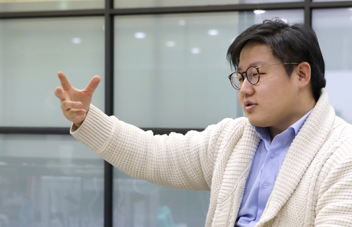 El director general de Lunit, Brandon B. Suh, explica el software de IA diseñado para aumentar la eficiencia en el diagnóstico y el tratamiento médico, en su oficina en el distrito Yeoksam-gu de Seúl, el 28 de diciembre de 2018. | Kim Sunjoo