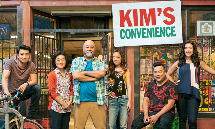 La serie televisiva canadiense "Kim’s Convenience" en CBC Television habla de una familia coreano-canadiense que tiene una tienda de conveniencia en Toronto, Canadá. De izquierda a derecha son: Jung, el hijo; Yong-mi, la madre; Sang-il, el padre y dueño de la tienda; Janet, la hija; Kimchi, el amigo de Jung; y Shannon, la jefa de Jung.