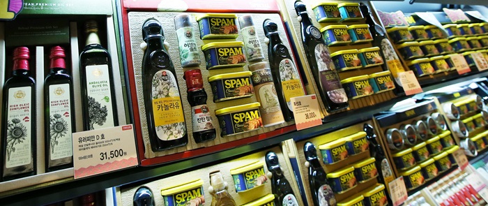 Spam es uno de los productos para Seollal que se pueden observar en diferentes tiendas.