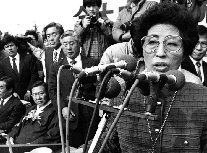 La ex primera dama Lee Hee-ho habla a los votantes en un mitin electoral para su esposo Kim Dae-jung en la isla de Jeju-do en diciembre de 1987. | Yonhap News
