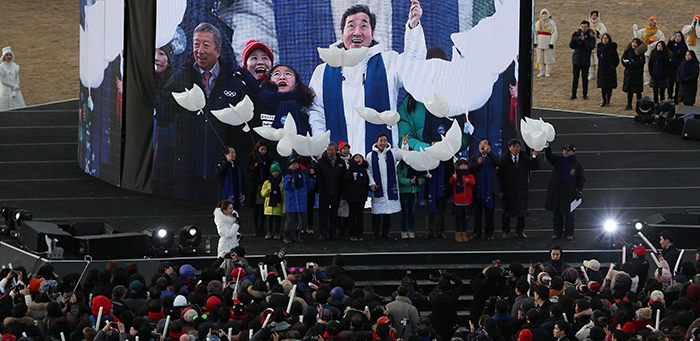 El 9 de febrero el primer ministro Lee Nak-yon y otros participantes lanzan globos en forma de paloma en una ceremonia que conmemora el primer aniversario de los Juegos Olímpicos de Invierno PyeongChang 2018 en el Estadio Olímpico de PyeongChang en la provincia de Gangwon-do.
