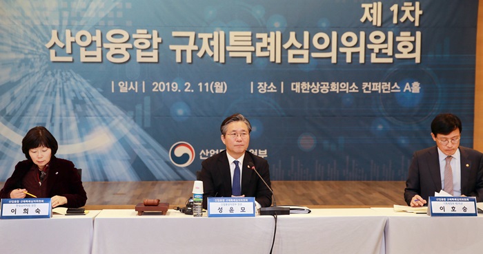 El 11 de febrero Sung Yunmo (centro), el ministro de Comercio, Industria y Energía asiste en la primera reunión del comité realizada en la Cámara de Comercio e Industria de Corea (KCCI, por sus siglas en inglés), para revisar las exenciones reglamentarias de nuevos modelos de negocios.