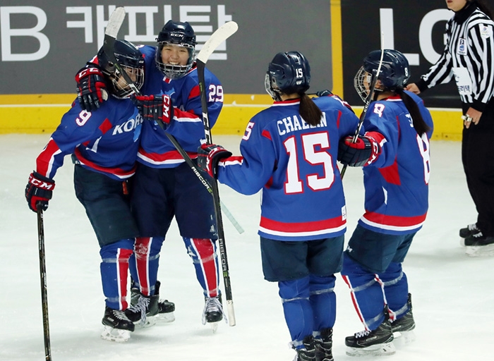 Las jugadoras del equipo de hockey sobre hielo femenino coreano el 4 de febrero de 2018 celebran después de marcar un gol en un partido de calentamiento contra Suecia. | Yonhap News