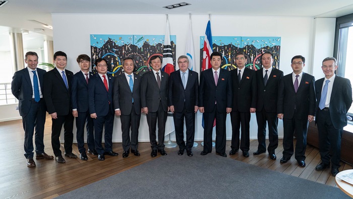 El ministro de Deportes de Corea del Sur, Do Jong-hwan (6º por la izda.); el presidente del Comité Olímpico Internacional (COI), Thomas Bach (7º por la izda.), y el ministro de Deportes de Corea del Norte, Kim Il-guk posan para las fotos después de su reunión de trabajo sobre cooperación deportiva intercoreana en la sede del COI en Lausana, Suiza, el 15 de febrero (hora local). | COI