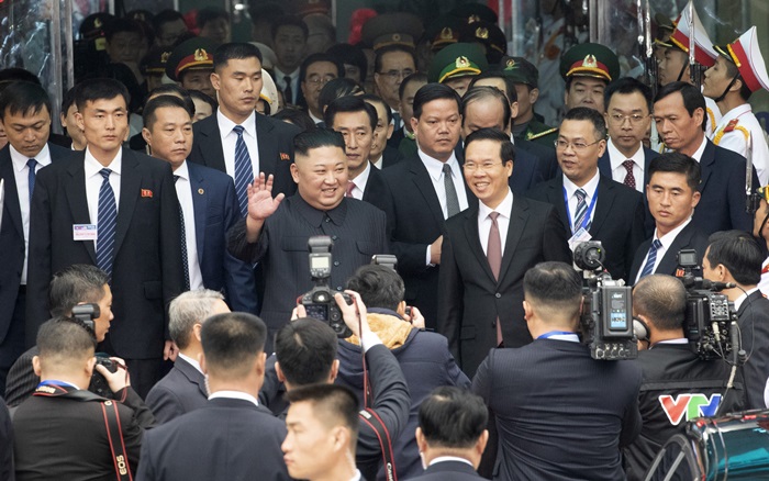 El líder norcoreano Kim Jong Un, el 26 de febrero, saluda a las multitudes después de llegar a la estación Dong Dang en la ciudad fronteriza chino-vietnamita en la provincia de Lang Song, Vietnam.