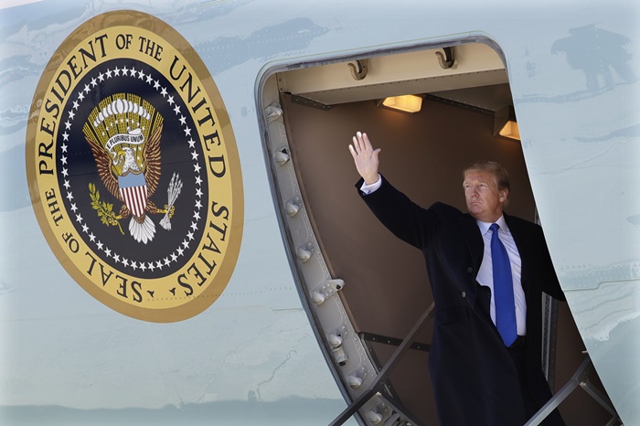 El 25 de febrero el presidente estadounidense Donald Trump saluda a las multitudes antes de abordar Air Force One para volar a Hanói, Vietnam, desde la Base Conjunta Andrews en Maryland.