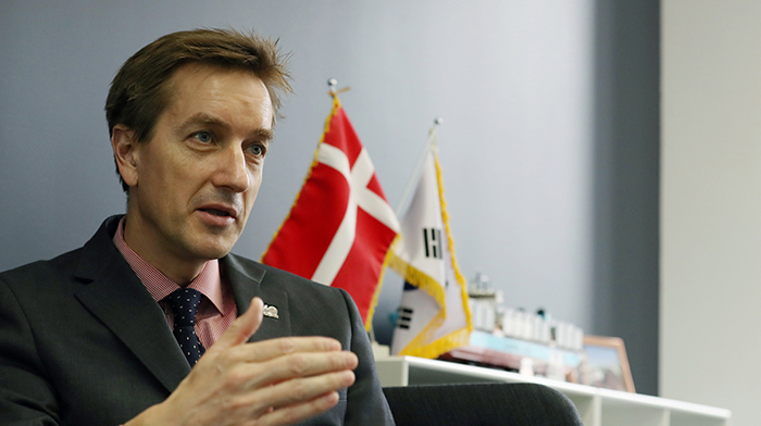Thomas Lehmann, embajador de Dinamarca explica la historia de relaciones diplomáticas entre Dinamarca y Corea del Sur, el 14 de marzo, en la embajada de Dinamarca en Corea ubicada en el distrito de Jung-gu, Seúl.