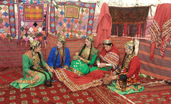 12 países de Asia Central como Kazajistán, Kirguistán y Tayikistán consideran el 21 de marzo como el primer día del Año Nuevo y celebran un festival llamado ‘Nowruz’. La foto es las mujeres de Turkmenistán vestidas de traje tradicional pasando el ‘Nowruz’ en ‘yurt’, la típica vivienda de Asia Central.