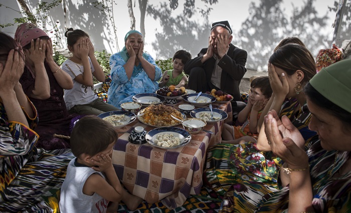 ‘Una familia de Uzbekistán rezando después de comer’, la fotografía tomada por el fotógrafo Sung Nam-hun.