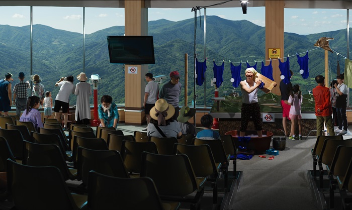 El "Teatro Ulji", del fotógrafo conceptual Jung Yeon-doo, ofrece una vista panorámica de la zona desmilitarizada desde un observatorio.