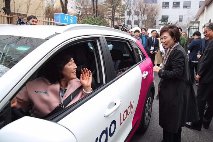 Kim Hyun-mee, la ministra de Tierra, Infraestructura y Transporte sonríe a la conductora del servicio de ‘Waygo Lady’ el 20 de marzo en el lanzamiento del servicio celebrado en el distrito de Seongdong-gu, Seúl. | Ministerio de Tierra, Infraestructura y Transporte