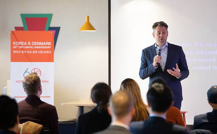 Casper Klynge, embajador de tecnología de Dinamarca explica la necesidad de ampliar la cooperación en la diplomacia tecnológica entre Corea del Sur y Dinamarca, en la charla realizada el 22 de marzo en el distrito de Jung-gu, Seúl.