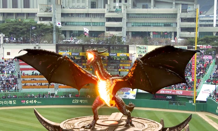 El 23 de marzo, la mascota del equipo de SK Wyverns, en la realidad aumentada está lanzando fuego en el estadio de béisbol.
