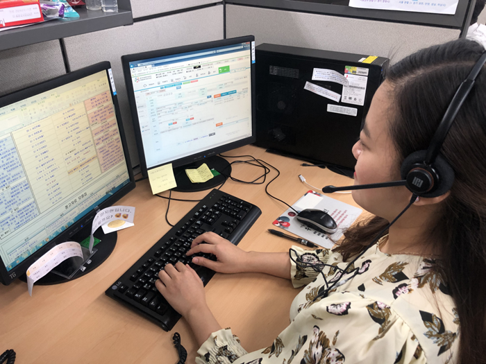 El Centro de Contacto de Inmigración, ‘1345 Call Center’ ofrece el servicio de interpretación entre los extranjeros residentes en Corea y la Fiscalía Suprema desde el abril. La foto es una operadora del 1345 Call Center atendiendo una consulta telefónica. | Ministerio de Justicia