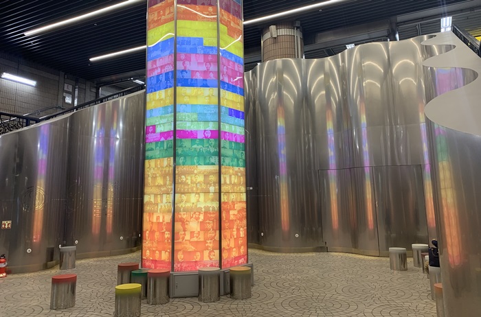 Para conmemorar el centenario del Movimiento por la Independencia del Primero de Marzo y el establecimiento de Gobierno Provisional de Corea, la estación de metro Anguk se ha convertido en la ‘estación conmemorativa del centenario’. La foto es ‘Torre de 100 años’, la torre que ilumina cada rostro de unos 800 patriotas de la independencia de Corea por 100 segundos. | Song Baleun