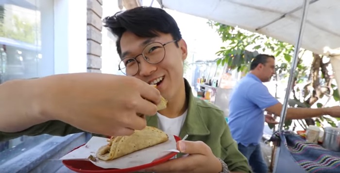 Cristian Kim, uno de los Youtubers más populares en América Latina, originario de Corea, está probando los famosos tacos mexicanos. | Captura del Canal de YouTube de Coreano Vlogs