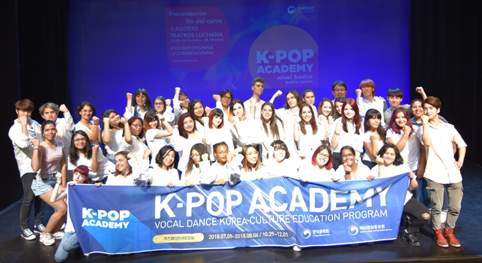 Los participantes de K-pop Academy del Centro Cultural Coreano en España posan para una foto grupal tras la presentación de fin del curso llevada a cabo el 4 de agosto del 2018 en los Teatros Luchana, Madrid.