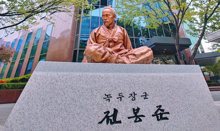 La foto muestra la estatua de Jeon Bong-jun, el líder de la Revolución Campesina Donghak, que se encuentra en el distrito de Jongno-gu, en el centro de Seúl. | Fundación de la Revolución Campesina Donghak
