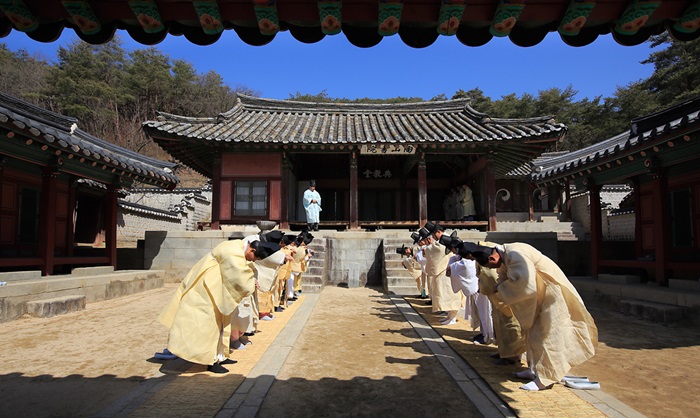 Dosan Seowon, construido en 1574 para celebrar y honrar el estudio y la virtud del erudito Lee Hwang, está en la ciudad de Andong, provincia de Gyeongsangbuk-do. | Administración de Patrimonio Cultural
