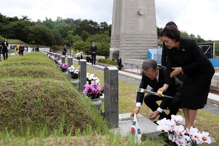 El presidente Moon Jae-in y la primera dama Kim Jung-sook ofrendan flores en el Cementerio Nacional del 18 de Mayo, ubicado en la ciudad de Gwangju, provincia de Jeollabuk-do durante la ceremonia conmemorativa del 39º aniversario del Movimiento Democrático del 18 de Mayo de Gwangju. | Cheong Wa Dae