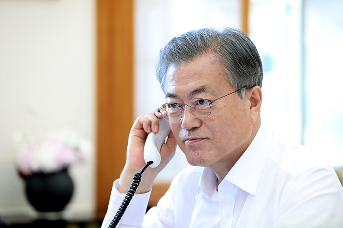 El presidente de Corea del Sur, Moon Jae-in realiza una llamada, el 22 de mayo, al presidente de Indonesia, Joko Widodo para felicitar su reelección. | Cheong Wa Dae