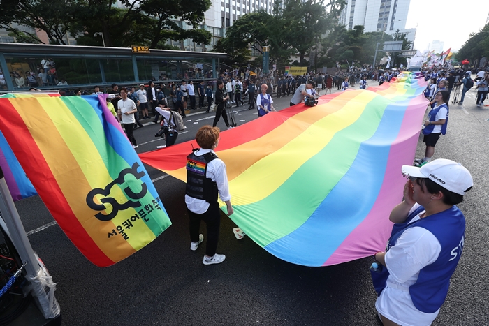 El 14 de julio de 2018, los participantes de la Marcha del Orgullo de Seúl caminan con la bandera del arcoíris en Seúl. | Yonhap News