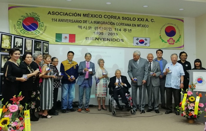Hijos y nietos de los primeros inmigrantes coreanos en México, han recibido una medalla simbólica el 25 de mayo en el evento conmemorativo de 114º aniversario de la inmigración coreana en México.