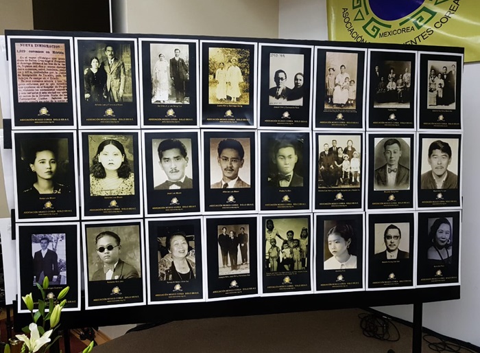 Fotos exhibidas de abuelos y bisabuelos coreanos en el evento conmemorativo de de 114º aniversario de la inmigración coreana en México, realizado el 25 de mayo en la Escuela Coreana, la Ciudad de México.