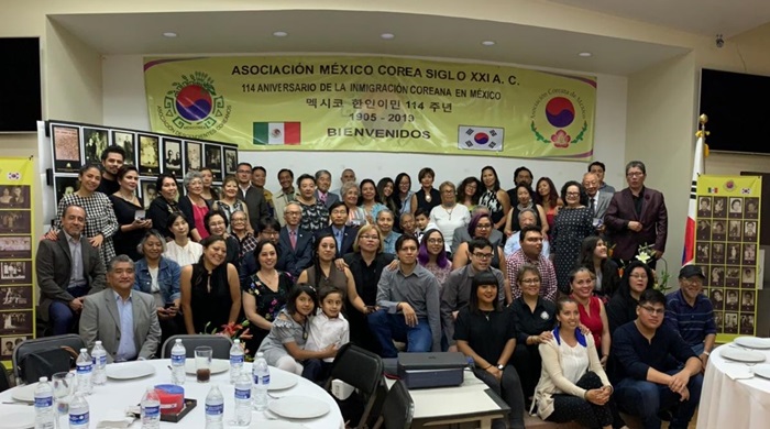 Los descendientes coreanos en México que han participado en el evento conmemorativo de la inmigración coreana posan para una foto de recuerdo, el 25 de mayo, en la Escuela Coreana ubicada en la Ciudad de México.