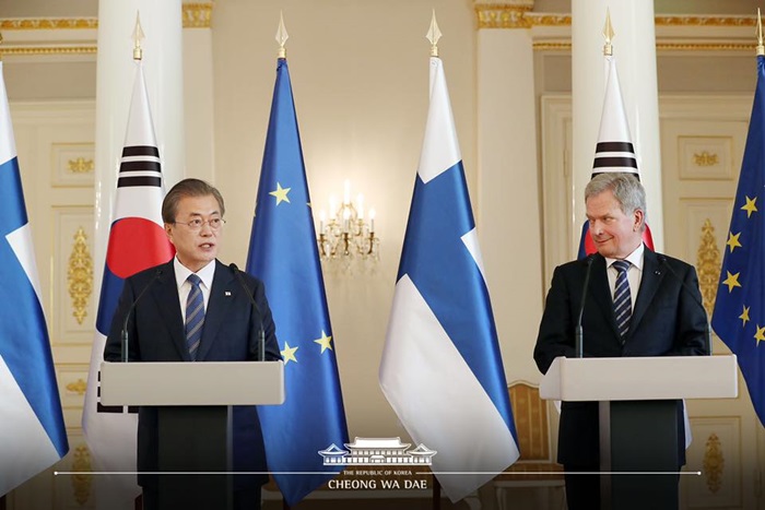 El presidente de Corea del Sur, Moon Jae-in (izda.) realiza el 10 de junio (hora local) una conferencia de prensa conjunta con su homólogo finlandés, Sauli Niinistro, tras mantener una cumbre bilateral en el palacio presidencial ubicado en Helsinki. | Cheong Wa Dae