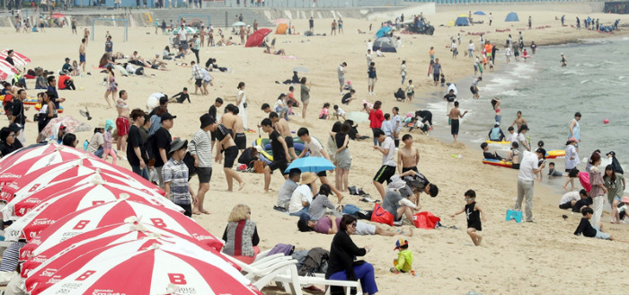 Los veraneantes disfrutan de la Playa Haeundae que ha abierto sus puertas al público el 1 de junio.
