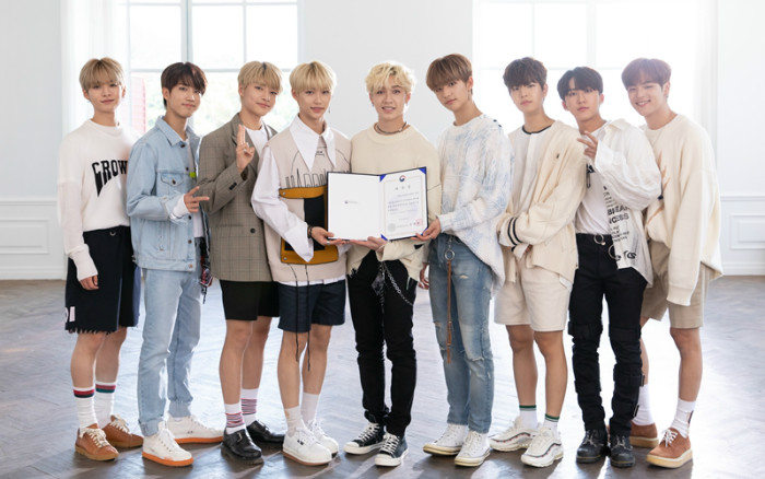 El 18 de junio, el grupo masculino de K-pop Stray Kids fue nombrado como embajador promocional del Servicio de Cultura e Información de Corea (KOCIS, por sus siglas en ingleés). El grupo participará en los eventos patrocinados por KOCIS para promover el hallyu u ola coreana en todo el mundo. | KOCIS