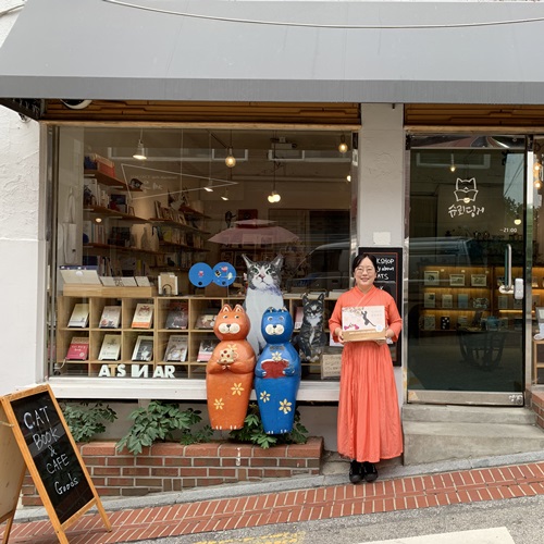 La propietaria de Schrödinger, Kim Min-jung, frente a su librería en el barrio de Hyehwa-dong en Seúl.