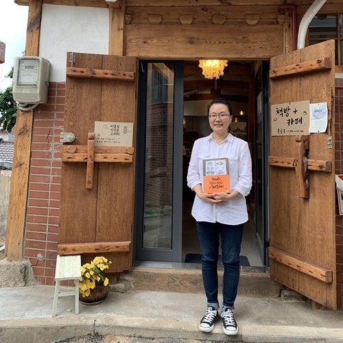 Park Hyun-yoe, la propietaria de Seoul Time Sketch, piensa que el estilo del edificio, es uno de los encantos de su librería.