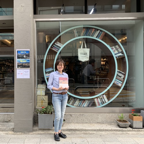 En el History Books de Baek Young-ran no solo venden libros, sino también organizan eventos en el barrio de Tongeui-dong en Seúl.